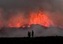 Curiosos visitam vulcão islandês para ver lava "tão laranja como o Sol"