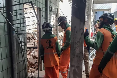 Sobe para cinco total de mortos em desabamento em Aracaju<!-- NICAID(15639110) -->
