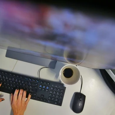 PORTO ALEGRE, RS, BRASIL,  30/11/2021- Imagens de pessoas digitando, para matérias relacionadas ao acesso à internet. Foto: Lauro Alves  / Agencia RBS<!-- NICAID(14954607) -->