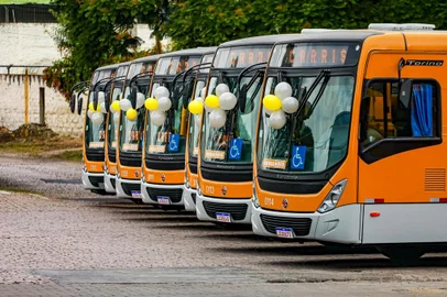 Porto Alegre, RS, Brasil 22/4/2024: Na manhã desta segunda-feira (22), foi realizada a entrega de 10 novos ônibus da empresa Carris, que passam a operar no sistema de transporte píblico da capital. Foto: Alex Rocha/PMPA<!-- NICAID(15741633) -->