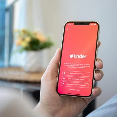 Alanya, Turkey - December 6, 2020: Man hands holding iPhone 12 Pro Max Gold with online Internet network service Tinder on the screen.Indexador: DENYS PRYKHODOVFonte: 399226251<!-- NICAID(15907042) -->