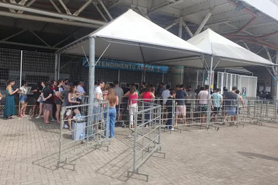 PORTO ALEGRE, RS - Fãs fazem fila na Arena do Grêmio para garantir ingressos para show do Red Hot Chili Peppers em Porto Alegre.<!-- NICAID(15376045) -->