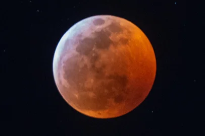 Super "Blood Moon"Earth's shadow almost totally obscures the view of the so-called Super Blood Wolf Moon during a total lunar eclipse, on Sunday January 20, 2019, in Miami, Florida. - The January 21 total lunar eclipse will be the last one until May 2021, and the last one visible from the United States until 2022. (Photo by Gaston De Cardenas / AFP)Editoria: SCILocal: MiamiIndexador: GASTON DE CARDENASSecao: natural scienceFonte: AFPFotógrafo: STR<!-- NICAID(13923951) -->