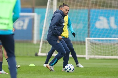 Braithwaite em treinamento do Grêmio.