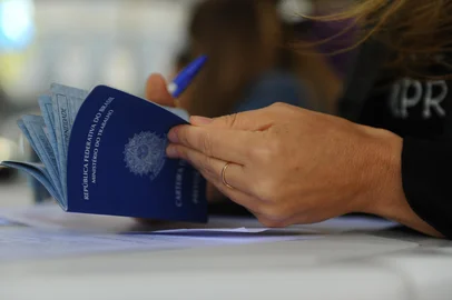 CAXIAS DO SUL, RS, BRASIL, 23/03/2024. Empresa de recursos humanos realiza Feirão de Empregos, neste sábado (23), na Praça Dante Alighieri. São 350 vagas na região para diferentes funções. (Bruno Todeschini/Agência RBS)Indexador: BTK<!-- NICAID(15714353) -->