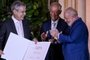 Brazilian song writer Chico Buarque (L) receives the Camoes Award from Portugals President Marcelo Rebelo de Sousa (C) and Brazilian President Lula Inacio da Silva during the Camoes literature Award ceremony at Queluz Palace in Queluz, outskirts of Lisbon on April 24, 2023. (Photo by PATRICIA DE MELO MOREIRA / AFP)Editoria: ACELocal: QueluzIndexador: PATRICIA DE MELO MOREIRASecao: literatureFonte: AFPFotógrafo: STR<!-- NICAID(15410733) -->