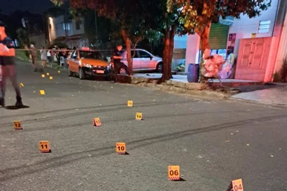 Três pessoas são mortas em ataque a tiros na zona norte de Porto Alegre. Crime aconteceu na Viila de Jardim, em meio às disputas de facções. Triplo homicídio. <!-- NICAID(15309981) -->