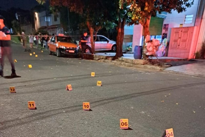 Três pessoas são mortas em ataque a tiros na zona norte de Porto Alegre. Crime aconteceu na Viila de Jardim, em meio às disputas de facções. Triplo homicídio. <!-- NICAID(15309981) -->