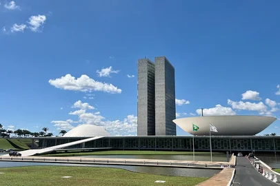 Fachada do Congresso NacionalFachada do Palácio do Congresso Nacional. O Palácio do Congresso Nacional é um dos pilares da arquitetura monumental de Niemeyer que dão forma à capital inaugurada em 1960. Construído em terreno elevado, é visto de longe como culminância da avenida Eixo Monumental, que abriga a Esplanada dos Ministérios e atravessa a cidade de norte a sul. Sede das duas Casas do Poder Legislativo e um dos mais famosos cartões postais do Brasil, o Palácio do Congresso Nacional é composto por duas cúpulas e duas torres de 28 andares, que abrigam a Câmara dos Deputados e o Senado Federal.Foto: Leonardo Sá/Agência Senado