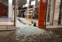 Prédios, estabelecimentos comerciais e paradas de ônibus são alvo de vandalismo durante a madrugada na Região Metropolitana