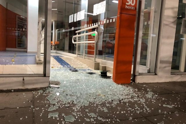Quatro vidraças de estabelecimentos comerciais são quebradas na avenida Assis Brasil em Porto Alegre.<!-- NICAID(14757220) -->