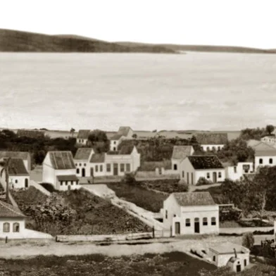 Casa branca no centro da foto, com terreno vazio ao lado, seria de José Ramos, de acordo com o pesquisador Ronaldo Bastos. Por volta de 1858 ou 1860<!-- NICAID(15507848) -->