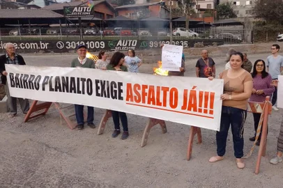 Moradores do bairro Planalto, em Caxias, protestam por atraso em obra de pavimentação <!-- NICAID(15843522) -->