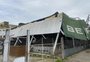 Vendaval destrói quadra de futebol e atinge apartamentos vizinhos em Pelotas