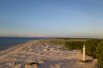 MOSTARDAS, RS, BRASIL, 02/02/2021 - Abandono de uma relíquia: farol mais antigo do RS se deteriora na beira da Lagoa dos Patos. Nos últimos anos, a estrutura histórica do Farol Capão da Marca foi alvo constante de pichações e depredações. Foto:Jefferson Botega  / Agencia RBS<!-- NICAID(14705031) -->