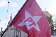 CAXIAS DO SUL, RS, BRASIL, 08/11/2019 - Militantes do PT e simpatizantes do partido celebraram a liberdade do ex-presidente Lula determinada nesta sexta-feira (8). Ato reuniu cerca de 60 pessoas na Praça Dante Alighieri, em Caxias do Sul. (Marcelo Casagrande/Agência RBS)<!-- NICAID(14320033) -->