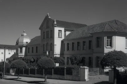 Escola de Enfermagem Madre Justina Inês, localizada na rua Vinte de Setembro, 2311. Hoje, prédio abriga o Hospital SaúdeCaxias do Sul-RS, [1960].<!-- NICAID(16218803) -->