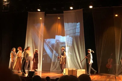 A peça Miseri Coloni dá Voz ao Silêncio apresenta o primeiro texto publicado do conhecido personagem da Serra Gaúcha.O grupo Miseri Coloni sobe ao palco outra vez para apresentar a peça "Miseri Coloni dá Voz ao Silêncio", nos dias 23 e 24 de janeiro, às 20h, no Teatro Pedro Parenti, na Casa de Cultura de Caxias do Sul. Os ingressos podem ser adquiridos no local ou pelo Sympla e custam R$ 30 e na hora R$ 60.<!-- NICAID(15656906) -->