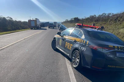 Divulgação / Polícia Rodoviária Federal Acidente na BR-153 deixa uma mulher morta em Hulha Negra<!-- NICAID(16306443) -->