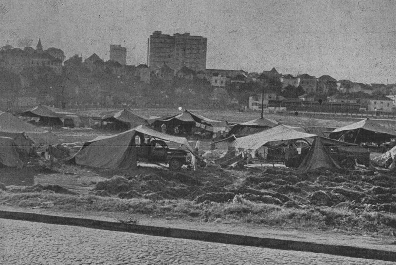 Reportagem da Revista do Globo em 1955 no acampamento de ciganos no Moinhos de Vento, antes no terreno do antigo estádio do Grêmio.<!-- NICAID(15261125) -->