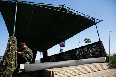 31/08/2023 - Porto Alegre, RS Brasil - SEMANA DA PÁTRIA / PREPARATIVOS - Primeiras estruturas para o desfile de 7 de setembro são instaladas na av beira rio pelo exército brasileiro. FOTO: Jonatha Heckler, Agência RBS<!-- NICAID(15527646) -->
