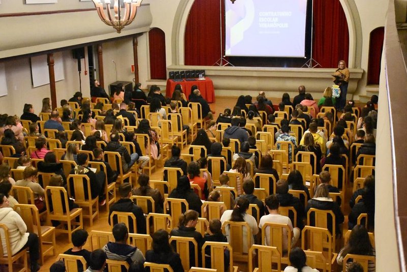 Mais de 150 alunos vão participar de oficinas pedagógicas no turno inverso da escola em Veranópolis. Na foto alunos, familiares e comunidade escolar participaram do lançamento do projeto. <!-- NICAID(15529508) -->