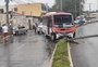 Três pessoas ficam feridas após lotação colidir com dois carros e derrubar poste de luz em Porto Alegre