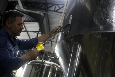 BOM RETIRO DO SUL, RS, BRASIL, 09-12-2025: João Luis Giovanella, CEO da Salva Craft Beer, na fábrica da Salva, em Bom Retiro do Sul. A cervejaria gaúcha contabilizou diversos prêmios ao longo de 2025. Foto: Mateus Bruxel/Agência RBSIndexador: MATEUS BRUXEL<!-- NICAID(16183494) -->