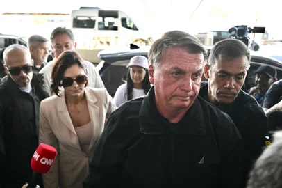 Former Brazilian President Jair Bolsonaro (2-R) accompanies his wife, Michelle Bolsonaro (2-L), at Brasilia airport on January 18, 2025, to board a plane bound for the US to represent him in President-elect Donald Trump's inauguration after a Brazilian judge denied his request to travel. A Brazilian judge on Friday rejected an appeal by former president Jair Bolsonaro to have his port returned to him so he could attend the inauguration of his hero, US President-elect Donald Trump. The right-wing former leader had his port seized in February 2024 as part of an investigation into his role in masterminding an alleged coup attempt to remain in power after losing elections in 2022. (Photo by EVARISTO SA / AFP)Editoria: CLJLocal: BrasíliaIndexador: EVARISTO SASecao: justice and rightsFonte: AFPFotógrafo: STF<!-- NICAID(15956666) -->