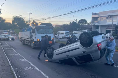 Colisão seguida de capotamento deixa trânsito lento na Zona Sul de Caxias.<!-- NICAID(16087741) -->