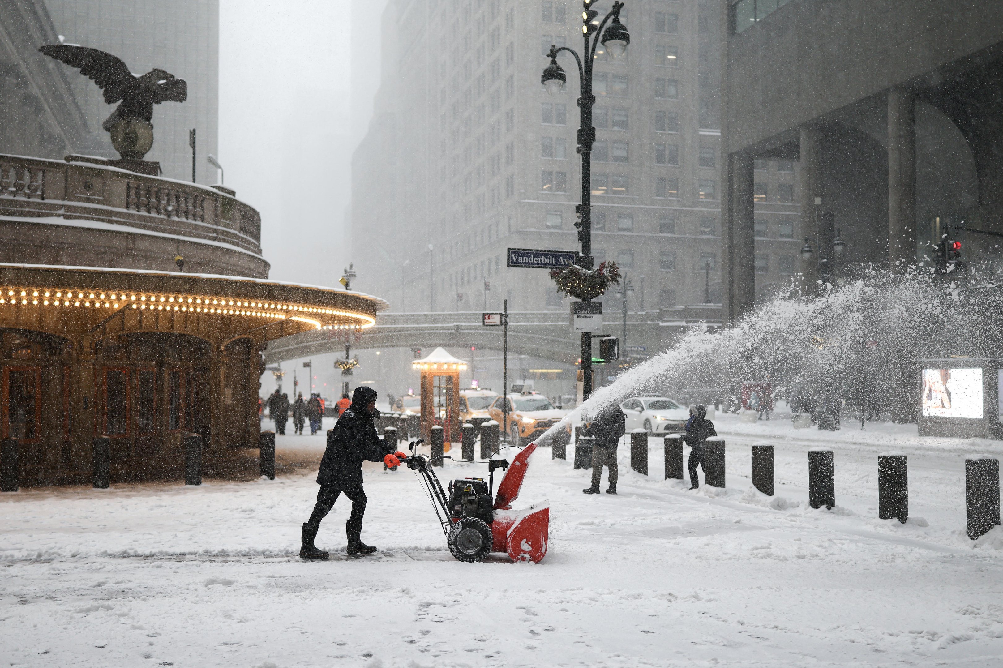 Apag&otilde;es, voos cancelados, supermercados vazios: tempestade de neve causa estragos nos EUA