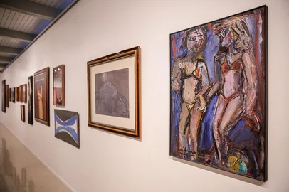 Abertura da exposição “Arte Glocal: entre o global e o local” ocorre nesta quinta-feira (3). As obras fazem parte do acervo da Pinacoteca José Antonio e Hieldis Martins. Nas fotos, Hieldis Martins (azul), Jacks Ricardo Selistre (verde), curador da exposição e Jaqueline Concer Martins, presidente da ConfrartesIndexador: Neimar De Cesero<!-- NICAID(16007687) -->