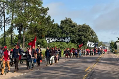 Cerca de 400 pessoas ligadas ao MST saíram de São Jerônimo na manhã desta terça-feira (22) em direção a Porto Alegre, em uma marcha estadual para demandar terras improdutivas para assentamentos da reforma agrária. Intitulada "para o Brasil alimentar, reforma agrária popular", o grupo prevê concluir o trajeto em 10 dias.Os militantes do movimento partiram por volta das 6h para o percurso de cerca de 90 quilômetros que será feito pela BR-290. O trajeto inclui passagens por Arroio dos Ratos e Eldorado do Sul antes de chegar à Capital.<!-- NICAID(16021848) -->