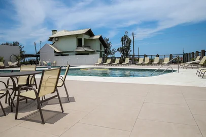 ARROIO DO SAL, RS, BRASIL, 17/12/2025. A espera dos veranistas, Arroio do Sal e Torres têm mais de 90% de taxa de ocupação para o final de ano. Jonir e Soraia Bolzan, proprietários do Hotel Bolzan, dizem estar com ocupação beirando os 100% (Neimar De Cesero/Agência RBS)Indexador: Neimar De Cesero<!-- NICAID(16188500) -->