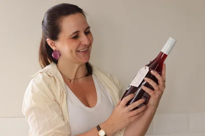 Chega ao mercado mais uma opção de vinho tinto para beber gelado em dias quentes. Elaborado pela enóloga gaúcha e colega do Destemperados Natália Frighetto, o Tinto foi vinificado na Vinícola Arbugeri, em Caxias<!-- NICAID(16237872) -->