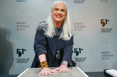 Atriz Vera Holtz do longa metragem "Tia Virgínia", deixando suas marcas na Calçada da Fama<!-- NICAID(15509398) -->