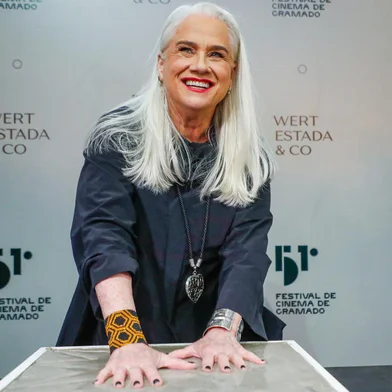Atriz Vera Holtz do longa metragem "Tia Virgínia", deixando suas marcas na Calçada da Fama<!-- NICAID(15509398) -->