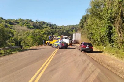 Nesta terça-feira (04), a Polícia Rodoviária Federal atendeu um acidente que gerou uma morte na BR 285 em Vitória das Missões. Um homem caiu em um barranco após descer do caminhão para olhar um veículo acidentado no dia anterior.<!-- NICAID(15226952) -->