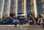 Agricultores familiares fazem protesto em frente à Receita Federal, em Porto Alegre