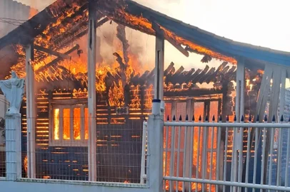 Incêndio destrói residência e mobiliza Bombeiros em Rio Grande<!-- NICAID(16309776) -->