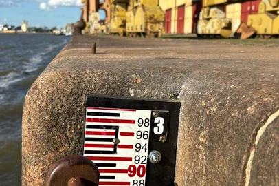 Régua de medição do nível do Guaíba no Cais Mauá, em Porto Alegre, em 17 de abril de 2026.<!-- NICAID(16268265) -->
