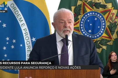 Lula durante assinatura de atos relacionados a segurança e decretos que restringem acesso a armas