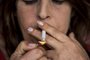 PORTO ALEGRE, RS, BRASIL, 27-08-2015: A dona de casa Flávia Antunes, 55 anos, fuma em casa, no bairro Bom Jesus. Ela consome duas carteiras de cigarro por dia, o que acaba impactando na economia da casa. (Foto: Mateus Bruxel / Agência RBS)<!-- NICAID(11644923) -->