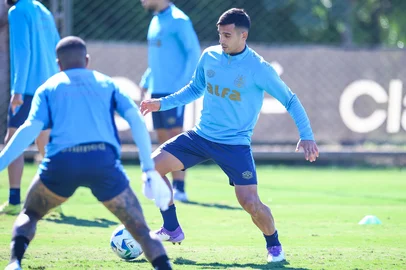 RS - FUTEBOL/ TREINO GREMIO 2025 - ESPORTES - Jogadores do Gremio realizam treino tÃ©cnico durante a manha desta segunda-feira, no CT Luiz Carvalho, na preparaÃ§Ã£o para a partida valida pelo Copa Sul Americana 2025. Na foto, Cristaldo. FOTO: LUCAS UEBEL/GREMIO FBPA<!-- NICAID(16035528) -->