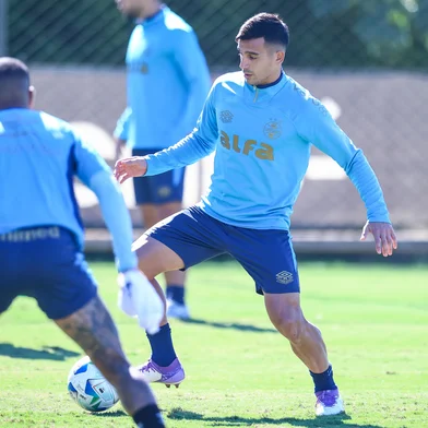 RS - FUTEBOL/ TREINO GREMIO 2025 - ESPORTES - Jogadores do Gremio realizam treino tÃ©cnico durante a manha desta segunda-feira, no CT Luiz Carvalho, na preparaÃ§Ã£o para a partida valida pelo Copa Sul Americana 2025. Na foto, Cristaldo. FOTO: LUCAS UEBEL/GREMIO FBPA<!-- NICAID(16035528) -->