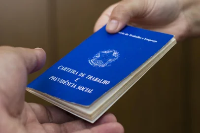 Brazilian woman delivery document work and social securityFonte: 251445869<!-- NICAID(14636837) -->