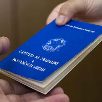 Brazilian woman delivery document work and social securityFonte: 251445869<!-- NICAID(14636837) -->