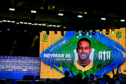 CONVOCAÇÃO FINAL PARA A COPA DO MUNDO 2026RJ - CONVOCACAO/COPA MUNDO - GERAL - Neymar é convocado e ovacionado durante convocação da Seleção Brasileira para a Copa do Mundo 2026, evento realizado no Museu do Amanhã, na cidade do Rio de Janeiro (RJ), nesta segunda-feira (18) 18/05/2026 - Foto: NAYRA HALM/FOTOARENA/FOTOARENA/ESTADÃO CONTEÚDOEditoria: GERALLocal: RIO DE JANEIROIndexador: NAYRA HALMFonte: 2945969Fotógrafo: FOTOARENA<!-- NICAID(16287919) -->