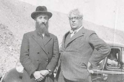 Reprodução / Fundação Sousa Mendes Aristides de Sousa Mendes (d), diplomata português reconhecido por salvar refugiados em 1940.Ao lado do rabino Chaim Kruger. <!-- NICAID(16169275) -->