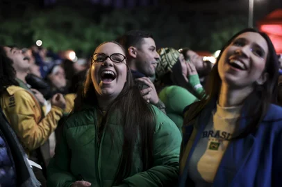 PORTO ALEGRE, RS, BRASIL, 24-06-2026: Torcedores acompanham o jogo entre Brasil x Escócia, pela terceira rodada da Copa do Mundo, na Arena N°1, no Parque Harmonia. Foto: Bruno Todeschini/Agência RBS<!-- NICAID(16313668) -->